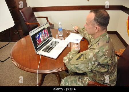Das Army Reserve 75th Training Command führte ein Live-Video in der Stadthalle von Houston, Texas, durch, das geografisch verstreute Einheiten miteinander verband und Soldaten in den Vereinigten Staaten Informationen, Führung und Unterstützung zur Verfügung stellte. Stockfoto
