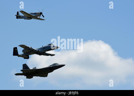 Ein P - 51D Mustang, f-22 Raptor und a-10 Thunderbolt führen einen Tribut-Flug während der Flügel über Wayne Air Show, 20. Mai 2017, an Seymour Johnson Air Force Base, North Carolina. Die Bildung bestand von Flugzeugen stammt aus dem zweiten Weltkrieg zu aktuellen 5th Generation von Flugzeugen. (Foto: U.S. Air Force Airman 1st Class Kenneth Boyton) Stockfoto