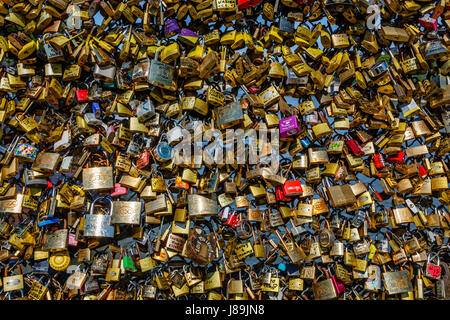 PARIS - Juni 30: Liebe Vorhängeschlösser am Pont des Arts am 30. Juni 2013, in Paris. Tausende von Schlössern der liebenden Paare symbolisieren Liebe für immer. Stockfoto