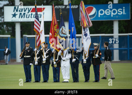 Service-Mitglieder der Region Hampton Roads besuchen die Norfolk Gezeiten 22. jährlichen Armed Forces Appreciation Night am Harbor Park, Norfolk, Virginia am 20 Mai für ihren engagierten Dienst in der Verteidigung der Nation erkannt werden. Hochrangige Vertreter aus gemeinsamen Service Hampton Roads, Marine Corps, Heer, Luftwaffe und Küstenwache wurden während der Pre-game Veranstaltungen zusammen mit ihren eingetragenen Servicemitarbeiter Mitglied anerkannt, die Eröffnung Stellplätze des Spiels (U.S. Marine Corps Foto von Sgt. Kayla D. Rivera/freigegeben warf). Stockfoto