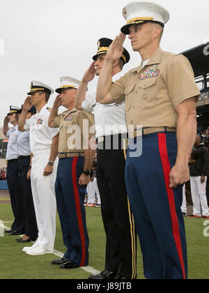 Mitglieder der Hampton Straßen Bereich Salute Service, wie die Nationalhymne während Norfolk Gezeiten spielt 22. jährlichen Armed Forces Wertschätzung nachts Harbor Park, Norfolk, Virginia, 20 Mai. Service-Mitglieder wurden für ihren engagierten Dienst in der Verteidigung der Nation anerkannt. Hochrangige Vertreter aus allen Branchen wurden während der Pre-game Veranstaltungen zusammen mit ihren eingetragenen Servicemitarbeiter anerkannt, die Eröffnung Stellplätze des Spiels (U.S. Marine Corps Foto von Sgt. Kayla D. Rivera/freigegeben warf). Stockfoto