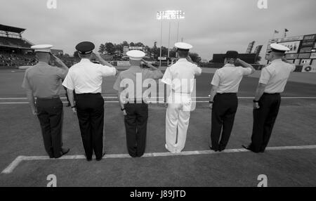 Mitglieder der Hampton Straßen Bereich Salute Service, wie die Nationalhymne während Norfolk Gezeiten spielt 22. jährlichen Armed Forces Wertschätzung nachts Harbor Park, Norfolk, Virginia, 20 Mai. Service-Mitglieder wurden für ihren engagierten Dienst in der Verteidigung der Nation anerkannt. Hochrangige Vertreter aus allen Branchen wurden während der Pre-game Veranstaltungen zusammen mit ihren eingetragenen Servicemitarbeiter anerkannt, die Eröffnung Stellplätze des Spiels (U.S. Marine Corps Foto von Sgt. Kayla D. Rivera/freigegeben warf). Stockfoto