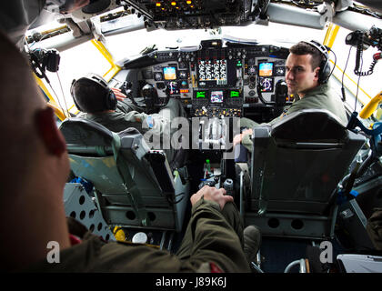 Ein KC-135 Stratotanker-Pilot vom 128th Air Betanking der Wisconsin Air National Guard bespricht vor dem Flug mit Besatzungsmitgliedern, einschließlich dem Boom-Betreiber und anderen Piloten, auf der Joint Base San Antonio-Lackland, Texas, am 20. Mai 2017 im Rahmen eines Boss Lifts, um zivile Arbeitgeber über Guard- und Reserveservice zu informieren. Stockfoto