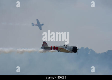 Zwei Flugzeuge der japanischen Mitsubishi A6M Zero durchführen als Bestandteil der "Tora! Tora! Tora! "Leistung während der Flügel über Wayne Air Show, 21. Mai 2017, an Seymour Johnson Air Force Base, North Carolina. Die Airshow ist eine Möglichkeit für Seymour Johnson AFB, lokale und regionale Gebietskörperschaften für ihre anhaltende Unterstützung danken. (Foto: U.S. Air Force Airman 1st Class Kenneth Boyton) Stockfoto