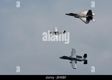 Ein P - 51D Mustang, f-22 Raptor und a-10 Thunderbolt führen einen Tribut-Flug während der Flügel über Wayne Air Show, 21. Mai 2017, an Seymour Johnson Air Force Base, North Carolina. Die Bildung bestand von Flugzeugen stammt aus dem zweiten Weltkrieg zu aktuellen 5th Generation von Flugzeugen. (US Air Force Foto b Flieger 1. Klasse Kenneth Boyton) Stockfoto