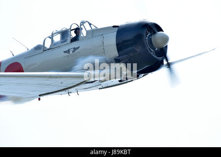 Ein Flugzeug der japanischen Mitsubishi A6M Zero führt im Rahmen der "Tora! Tora! Tora! "Leistung während der Flügel über Wayne Air Show, 21. Mai 2017, an Seymour Johnson Air Force Base, North Carolina. Die Airshow ist eine Möglichkeit für Seymour Johnson AFB, lokale und regionale Gebietskörperschaften für ihre anhaltende Unterstützung danken. (Foto: U.S. Air Force Airman 1st Class Christopher Maldonado) Stockfoto