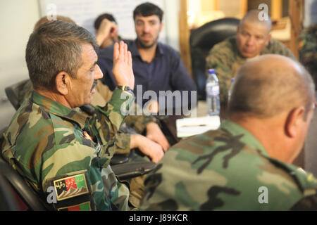 Afghanische nationale Armee Oberst Abdul Waheid Tamurei, der kommandierende Offizier der 2. Brigade, 215. Korps, spricht für afghanische Soldaten und US-Marines mit Task Force südwestlich auf Lager Nolay, Afghanistan, 21. Mai 2017. Marine Berater für eine expeditionary Beratung Paket Mai 21-25, helfen, eine Clearing-Operation zu koordinieren sowie die Kraft Sustainment Unterstützung für die 2. Brigade nach Sangin Distrikt der Helmand-Provinz gereist. (Foto: U.S. Marine Corps Sgt. Lucas Hopkins) Stockfoto