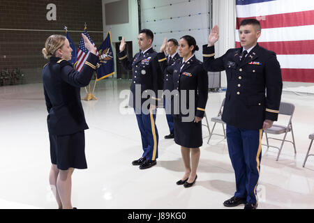 Major Barbara Coe, der taktische Offizier und Kommandant des Pre-OCS-Programms mit dem 207. Multifunktions Training Regiment verwaltet den Amtseid Officer Candidates Ivan Cuevas, Marisa Lindsay und David Notti während einer Inbetriebnahme Zeremonie in der National Guard Armory auf gemeinsamer Basis Elmendorf-Richardson, Alaska, 21. Mai 2017. Lt. Colonel Wayne Don, Kommandant des Befehls 38. Truppe war der Gastredner für die Zeremonie.    (US Army National Guard Foto von Spc. Michael Risinger) Stockfoto