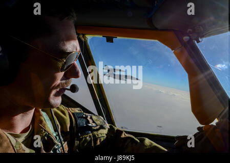 US Air Force Captain Timothy Black, Flugkapitän, Piloten eine Boeing KC-135 Stratotanker auf einem Kampfeinsatz Betankung über Südwestasien während zwei US Navy F/A-18Cs von den VFA-37 Raging Bulls in Formation neben dem Flugzeug 21. Mai 2017 fliegen. Zugeordnet der 340. Expeditionary Air Refueling Squadron, aus Al Udeid Air Base, Katar, der Tanker aus der 186. Air Refueling Wing wurde Mississippi Air National Guard mit ein Bremsschirm angebracht zum Boom, für spezielle Empfangsgeräte in Navy und Koalition Flugzeugen ausgestattet. Die 340 Ohren unterhält eine 24/7 Präsenz in den AOR, operative Unterstützung Stockfoto