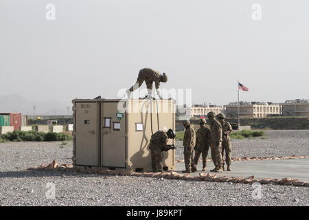 Task Force Principato Soldaten durchgeführt Schlinge Belastung Bagram Airfield, Afghanistan 22 Mai. Während des Ladevorgangs Schlinge bieten Soldaten Wasser, Munition, Treibstoff, Transport, Kommunikationsunterstützung, Nahrung und zusätzliche Lieferungen an die Warfighters und Koalition Kräfte in den Brigaden Bereich Betrieb und während der gesamten Theater. Bitte weiterhin unsere Seite folgen. Mehr Fotos demnächst hochladen. Stockfoto