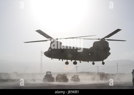 Task Force Principato Soldaten durchgeführt Schlinge Belastung Bagram Airfield, Afghanistan 22 Mai. Während des Ladevorgangs Schlinge bieten Soldaten Wasser, Munition, Treibstoff, Transport, Kommunikationsunterstützung, Nahrung und zusätzliche Lieferungen an die Warfighters und Koalition Kräfte in den Brigaden Bereich Betrieb und während der gesamten Theater. Bitte weiterhin unsere Seite folgen. Mehr Fotos demnächst hochladen. Stockfoto