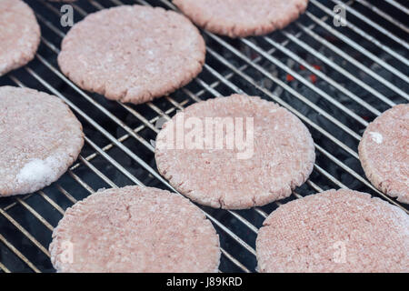 Gefrorene Frikadellen auf Grill. Stockfoto