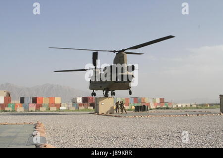 Task Force Principato Soldaten durchgeführt Schlinge Belastung Bagram Airfield, Afghanistan 22 Mai. Während des Ladevorgangs Schlinge bieten Soldaten Wasser, Munition, Treibstoff, Transport, Kommunikationsunterstützung, Nahrung und zusätzliche Lieferungen an die Warfighters und Koalition Kräfte in den Brigaden Bereich Betrieb und während der gesamten Theater. Bitte weiterhin unsere Seite folgen. Mehr Fotos demnächst hochladen. Stockfoto