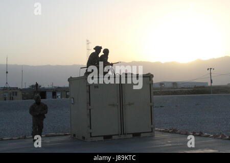 Task Force Principato Soldaten durchgeführt Schlinge Belastung Bagram Airfield, Afghanistan 22 Mai. Während des Ladevorgangs Schlinge bieten Soldaten Wasser, Munition, Treibstoff, Transport, Kommunikationsunterstützung, Nahrung und zusätzliche Lieferungen an die Warfighters und Koalition Kräfte in den Brigaden Bereich Betrieb und während der gesamten Theater. Bitte weiterhin unsere Seite folgen. Mehr Fotos demnächst hochladen. Stockfoto