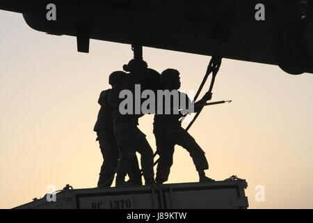 Task Force Principato Soldaten durchgeführt Schlinge Belastung Bagram Airfield, Afghanistan 22 Mai. Während des Ladevorgangs Schlinge bieten Soldaten Wasser, Munition, Treibstoff, Transport, Kommunikationsunterstützung, Nahrung und zusätzliche Lieferungen an die Warfighters und Koalition Kräfte in den Brigaden Bereich Betrieb und während der gesamten Theater. Bitte weiterhin unsere Seite folgen. Weitere Fotos werden bald hochladen Stockfoto