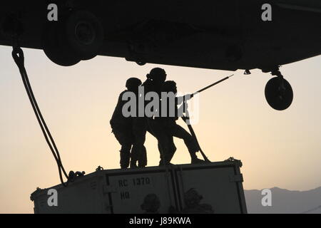 Task Force Principato Soldaten durchgeführt Schlinge Belastung Bagram Airfield, Afghanistan 22 Mai. Während des Ladevorgangs Schlinge bieten Soldaten Wasser, Munition, Treibstoff, Transport, Kommunikationsunterstützung, Nahrung und zusätzliche Lieferungen an die Warfighters und Koalition Kräfte in den Brigaden Bereich Betrieb und während der gesamten Theater. Bitte weiterhin unsere Seite folgen. Mehr Fotos demnächst hochladen. Stockfoto