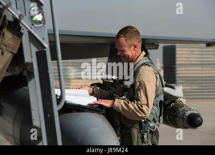 Major General Jim Sears, Kommandant der 455. Air Expeditionary Wing, führt Vorflugkontrollen vor seinem Flug Fini bei Bagram Airfield, Afghanistan, 22. Mai 2017. Der Fini-Flug ist eine altehrwürdige militärische Luftfahrt-Tradition Kennzeichnung des letzten Flugs des Kommandanten Tour. (Foto: U.S. Air Force Staff Sgt Benjamin Gonsier) Stockfoto