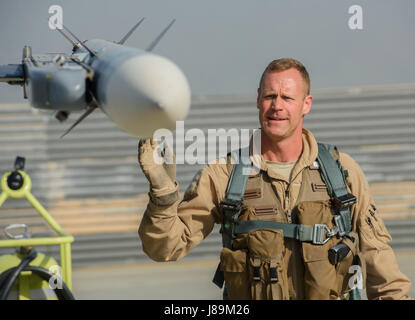 Major General Jim Sears, Kommandant der 455. Air Expeditionary Wing, führt Vorflugkontrollen vor seinem Flug Fini bei Bagram Airfield, Afghanistan, 22. Mai 2017. Während des Fluges Sears patrouillierten die Himmel mit seinen Wingman, ansprechende feindliche Bodentruppen von oben, um Koalition und afghanischen Truppen zu unterstützen. (Foto: U.S. Air Force Staff Sgt Benjamin Gonsier) Stockfoto