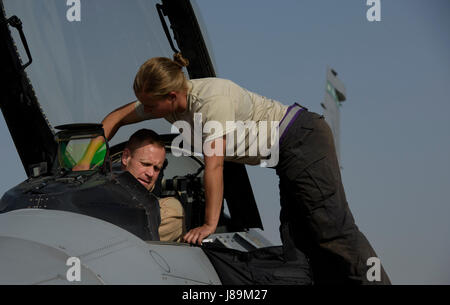 Senior Airman Heather Deines, 455. Expeditionary Aircraft Maintenance Squadron, unterstützt Major General Jim Sears, Kommandant der 455. Air Expeditionary Wing vor seinem Fini Flug Bagram Airfield, Afghanistan, 22. Mai 2017. Der Fini-Flug ist eine altehrwürdige militärische Luftfahrt-Tradition Kennzeichnung des letzten Flugs des Kommandanten Tour. (Foto: U.S. Air Force Staff Sgt Benjamin Gonsier) Stockfoto