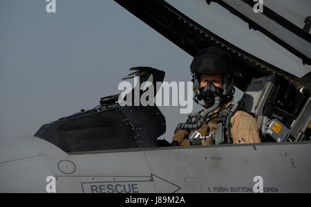 Major General Jim Sears, Kommandant der 455. Air Expeditionary Wing, bereitet für den Start vor seiner Flucht Fini Bagram Airfield, Afghanistan, 22. Mai 2017. Während des Fluges Sears patrouillierten die Himmel mit seinen Wingman, ansprechende feindliche Bodentruppen von oben, um Koalition und afghanischen Truppen zu unterstützen. (Foto: U.S. Air Force Staff Sgt Benjamin Gonsier) Stockfoto