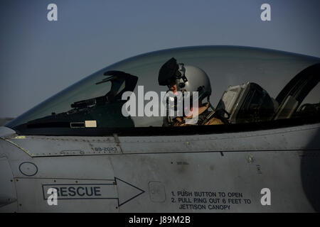 Major General Jim Sears, Kommandant der 455. Air Expeditionary Wing, bereitet für den Start vor seiner Flucht Fini Bagram Airfield, Afghanistan, 22. Mai 2017. Während des Fluges Sears patrouillierten die Himmel mit seinen Wingman, ansprechende feindliche Bodentruppen von oben, um Koalition und afghanischen Truppen zu unterstützen. (Foto: U.S. Air Force Staff Sgt Benjamin Gonsier) Stockfoto