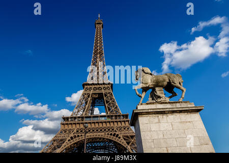 Eiffelturm und Pferdeskulptur im Vordergrund, Paris, Frankreich Stockfoto