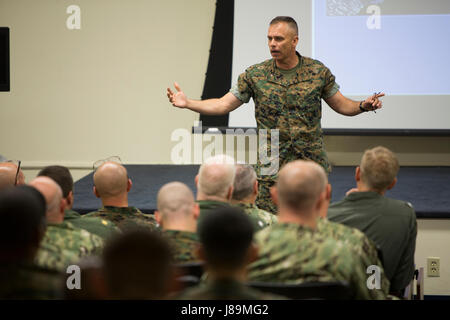 Major General Matthew Glavy spricht mit Marines während eines Vortrages von Kreide, der Kommandeur der Truppen vom Schiff an Land während eines kühnen Alligator Aviation Mission Rehearsal Trainings am gemeinsamen Expeditionary Base Little Creek, Virginia, 23. Mai 2017 zu diskutieren. BAAMREX, gehalten in den Expeditionary Kriegsführung Training Gruppe Atlantic Einrichtungen ist eine Übung zur 2. Führungsstab der Marine Aircraft Wing zu Proben und Tactical Air Command Center Vorgänge in einer simulierten Kampf Umgebung ausführen. Insbesondere ist BAAMREX eine Chance für Marines 2. MAW, 2. Marine Logistics Group, 2. Marine-Division, Stockfoto