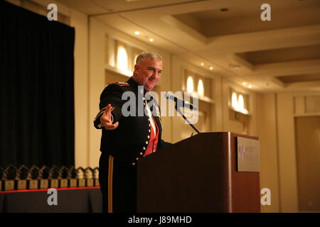 Der Assistant Commandant des Marine Corps, General Glenn Walters, spricht das Publikum als Gastredner der Marine Corps Aviation Association 46th Annual Symposium und Awards Banquet im Hyatt Regency Hotel in La Jolla, Kalifornien, Mai 19. Die MCE-Awards-Programm wurde gegründet im Jahre 1962 und seit dann ist Exzellenz in der Marine Luftfahrt durch Bildung, Aktivitäten, Medien, Veranstaltungen und seine Awards-Programm erkannt. 3. marine Aircraft Wing erhielt sechs individuelle Auszeichnungen und drei Geschwader Auszeichnungen. (U.S. Marine Corps Foto von CPL. Harley Robinson/freigegeben) Stockfoto