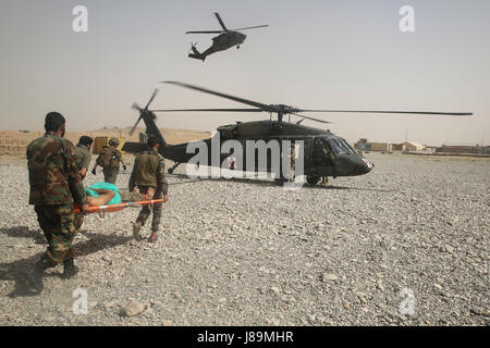 Afghan National Army Soldaten mit 2. Brigade, evakuieren 215. Korps einen verwundeten ANA-Soldaten im Camp Nolay, Afghanistan, 23. Mai 2017. Ca. 50 Marinesoldaten in die Erleichterung eines Clearing-Vorgangs neben ihren afghanischen Kollegen unterstützt und Empfehlungen zur Verbesserung der Kraft Sustainment während einer expeditionary Beratung Paket Mai 21-25. Die EAP war Teil der Task Force Rolle als beratende Hauptelement in der Provinz Helmand, helfen, um sichere Häfen an Aufständische in der Region zu verweigern. (Foto: U.S. Marine Corps Sgt. Lucas Hopkins) Stockfoto