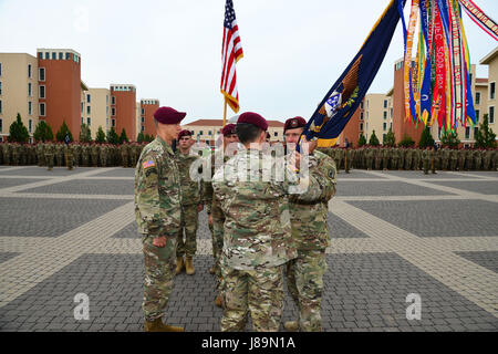 Oberstleutnant Michael F. Kloepper (rechts), scheidenden Kommandeur des 2. Bataillon, 503. Infanterieregiment, 173rd Airborne Brigade, übergibt die Fahne an Oberst Gregory K. Anderson (Mitte), Kommandant der 173rd Airborne Brigade während der Änderung der Befehl Zeremonie im Caserma Del Din in Vicenza, Italien, 24. Mai 2017. Der 173rd Airborne Brigade, mit Sitz in Vicenza, Italien, ist die Armee Kontingenz Response Force in Europa und ist in der Lage projizieren Kräfte in der Europäischen USA, Mittel- und Afrika Befehle Zuständigkeitsbereiche die volle Palette von militärischen Operationen durchzuführen. (US-Armee P Stockfoto