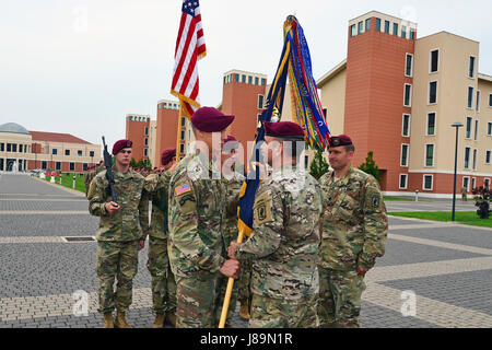 Lieutenant Colonel Jim D. Keirsey (links), eingehende Kommandeur der 2. Bataillon, 503. Infanterieregiment, 173rd Airborne Brigade erhält die Flagge von Oberst Gregory K. Anderson (Mitte), Kommandeur der 173rd Airborne Brigade während der Änderung der Befehl Zeremonie im Caserma Del Din in Vicenza, Italien, 24. Mai 2017. Der 173rd Airborne Brigade, mit Sitz in Vicenza, Italien, ist die Armee Kontingenz Response Force in Europa und ist in der Lage projizieren Kräfte in der Europäischen USA, Mittel- und Afrika Befehle Zuständigkeitsbereiche die volle Palette von militärischen Operationen durchzuführen. (US Army Foto b Stockfoto