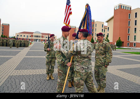 Lieutenant Colonel Jim D. Keirsey (links), eingehende Kommandeur der 2. Bataillon, 503. Infanterieregiment, 173rd Airborne Brigade erhält die Flagge von Oberst Gregory K. Anderson (Mitte), Kommandeur der 173rd Airborne Brigade während der Änderung der Befehl Zeremonie im Caserma Del Din in Vicenza, Italien, 24. Mai 2017. Der 173rd Airborne Brigade, mit Sitz in Vicenza, Italien, ist die Armee Kontingenz Response Force in Europa und ist in der Lage projizieren Kräfte in der Europäischen USA, Mittel- und Afrika Befehle Zuständigkeitsbereiche die volle Palette von militärischen Operationen durchzuführen. (US Army Foto b Stockfoto