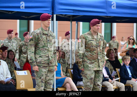 Lieutenant Colonel Jim D. Keirsey (links), eingehende Kommandeur der 2. Bataillon, 503. Infanterieregiment, 173rd Airborne Brigade und Oberstleutnant Michael F. Kloepper (rechts), scheidende Kommandant während der Änderung der Befehl Zeremonie im Caserma Del Din in Vicenza, Italien, 24. Mai 2017. Der 173rd Airborne Brigade, mit Sitz in Vicenza, Italien, ist die Armee Kontingenz Response Force in Europa und ist in der Lage projizieren zusammengetan, um die volle Palette von militärischen Operationen über der United State europäischen, Mittel- und Afrika Befehle Zuständigkeitsbereiche durchzuführen. (US-Armee Foto von visuellen Informationen Spezialist Pa Stockfoto