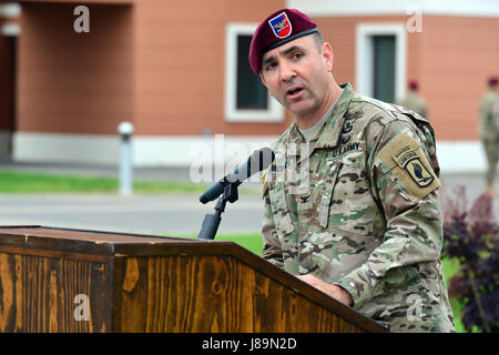 U. S. Army Fallschirmjäger Oberst Gregory K. Anderson, Kommandant der 173rd Airborne Brigade spricht während der Änderung der Befehl Zeremonie für 2. Bataillon, 503. Infanterieregiment in Caserma Del Din in Vicenza, Italien, 24. Mai 2017. Der 173rd Airborne Brigade, mit Sitz in Vicenza, Italien, ist die Armee Kontingenz Response Force in Europa und ist in der Lage projizieren Kräfte in der Europäischen USA, Mittel- und Afrika Befehle Zuständigkeitsbereiche die volle Palette von militärischen Operationen durchzuführen. (US-Armee Foto von visuellen Informationen Spezialist Paolo Bovo/freigegeben) Stockfoto