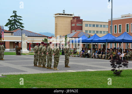 U. S. Army Fallschirmjäger Oberst Gregory K. Anderson, Kommandant der 173rd Airborne Brigade spricht während der Änderung der Befehl Zeremonie für 2. Bataillon, 503. Infanterieregiment in Caserma Del Din in Vicenza, Italien, 24. Mai 2017. Der 173rd Airborne Brigade, mit Sitz in Vicenza, Italien, ist die Armee Kontingenz Response Force in Europa und ist in der Lage projizieren Kräfte in der Europäischen USA, Mittel- und Afrika Befehle Zuständigkeitsbereiche die volle Palette von militärischen Operationen durchzuführen. (US-Armee Foto von visuellen Informationen Spezialist Paolo Bovo/freigegeben) Stockfoto