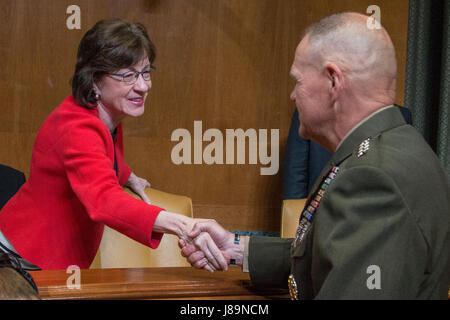 Kommandant der Marine Corps General Robert B. Neller, Recht, schüttelt Hände mit Senator Susan Collins, Mitglied des U.S. Senate Committee on Appropriations, bevor der Navy und Marine Corps Budget Anhörung vor der Dirksen Senate Office Building, Washington, D.C., 24. Mai 2017. Die mündliche Verhandlung stattgefunden, um der Präsident Geschäftsjahr 2018 Finanzierung und günstige Rechtfertigung für die Navy und Marine Corps zu überprüfen. (Foto: U.S. Marine Corps CPL Samantha K. Braun) Stockfoto