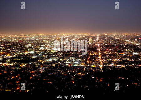 Tolle Luftaufnahme über Los Angeles bei Nacht - LOS ANGELES - Kalifornien - 19. April 2017 Stockfoto