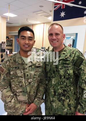 Hospital Corpsman 2. Klasse Carloconrado Limos posiert für ein Foto mit dem 14. Master Chief Petty Officer von der Navy Steven Giordano (Foto mit freundlicher Genehmigung von HM2 Limousinen). Stockfoto