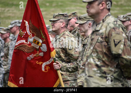 Mitglieder der Nationalgarde Iowa stehen bei der Parade ruhen während der Durchführung von Rückzug, wie der 88. regionalen Support Command eine Gedenktafel an Lager-rasches Ausweichen, Iowa am 25 Mai zu Ehren der 88. Infanterie-Division ab es 1917 widmet. Während des Rückzugs-Befehl werden Flieger, Soldaten und Zivilisten von Generalmajor Timothy Orr, Adjutant General der Nationalgarde Iowa, für ihren Beitrag zu der Wache und ihre Gemeinschaften, Staat und Nation erkannt. Stockfoto