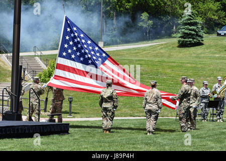 Mitglieder der Iowa Nationalgarde niedriger widmet die Flagge während der Durchführung von Retreat als 88. regionalen Support Command eine Gedenktafel an Lager-rasches Ausweichen, Iowa am 25 Mai zu Ehren der 88. Infanterie-Division ab es 1917. Während des Rückzugs-Befehl werden Flieger, Soldaten und Zivilisten von Generalmajor Timothy Orr, Adjutant General der Nationalgarde Iowa, für ihren Beitrag zu der Wache und ihre Gemeinschaften, Staat und Nation erkannt. Stockfoto