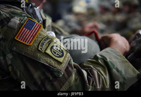 Ein Soldat aus der 82. US-Luftlandedivision aus Papst Army Airfield, N.C., Wartezeiten von einem c-17 Globemaster III springen basierte gemeinsame Basis Charleston, SC, während einer Übung 25. Mai 2017. Fast 1.600 Soldaten waren geplant, während der Übung zu springen. Jedoch vor der Sprung aus starkem Wind abgesagt wurde. (Foto: U.S. Air Force Senior Airman Christian Sullivan) Stockfoto