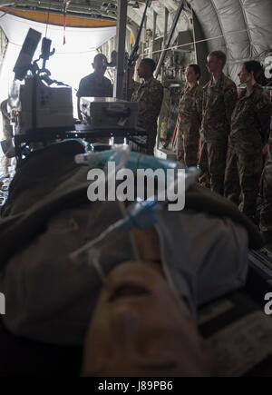 Gen Mike Holmes, Kommandeur des Air Combat Command, spricht mit 455. Expeditionary Aeromedical Evakuierung-Geschwader Flieger während eines Besuchs in Bagram Airfield, Afghanistan, 25. Mai 2017. Holmes traf Bagram Flieger für ihre Rolle in Afghanistan zu diskutieren und teilen Sie Erinnerungen aus seiner Zeit bei den 455. Air Expeditionary Wing, er als Kommandant von März 2008 bis April 2009 diente. (Foto: U.S. Air Force Staff Sgt Benjamin Gonsier) Stockfoto