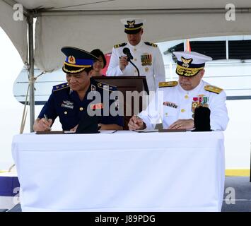 Lt. General Nguyen Quang Dam, Kommandant, Vietnam Küstenwache und Rear Admiral Michael J. Haycock, stellvertretender Kommandant für Erwerb und Leiter Akquisition Officer, U.S. Coast Guard, Zeichen Dokumente während einer Übertragung Zeremonie im Coast Guard Base Honolulu, 25. Mai 2017 übertragen. Nach fast 50 Jahre Dienst in der US-Küstenwache, der Hamilton-Klasse Cutter (WHEC-722) offiziell an die Vietnam-Küstenwache unter dem Namen CSB-8020 überging. (Foto: U.S. Coast Guard Petty Officer 2. Klasse Melissa E. McKenzie/freigegeben) Stockfoto