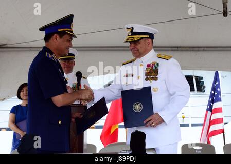 Schütteln Sie Lt. General Nguyen Quang Dam, Kommandant, Vietnam Küstenwache und Rear Admiral Michael J. Haycock, stellvertretender Kommandant für Erwerb und Leiter Akquisition Officer, U.S. Coast Guard, Hände während einer Übertragung Zeremonie im Coast Guard Base Honolulu, 25. Mai 2017. Kutter jetzt CSB-8020, wird weiterhin der maritime Gemeinschaft auf der gegenüberliegenden Seite des Pazifiks zu dienen. (Foto: U.S. Coast Guard Petty Officer 2. Klasse Melissa E. McKenzie/freigegeben) Stockfoto