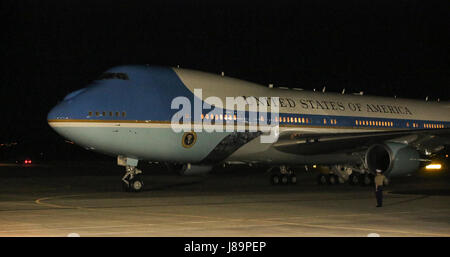 Ein US-Marine grüßt Präsident Donald Trump als Air Force One bei Naval Air Station Sigonella, Italien, 25. Mai 2017 ankommt. Trump reiste nach Sizilien, um dem G7-Gipfel und Treffen mit anderen weltweit führenden, italienischen Ministerpräsidenten Paolo Gentiloni aufzunehmen. NASSIG ist ein strategisch günstig gelegenen Ausgangspunkt in der Lage, eine Reihe von Operationen die Matrosen, Flieger, Soldaten und Marines mit speziellen Zweck Marine Air-Ground Task Force – Crisis Response-Afrika beherbergt. (U.S. Marine Corps Foto von Sgt. Samuel Guerra/freigegeben) Stockfoto