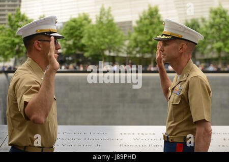 Ersten Lt. Gerald Koval (links), ein Eingeborener von Queens, New York, bekräftigt seinen Amtseid während seiner Promotion am 9/11 Memorial Plaza in New York, 26. Mai 2017. Marine Col Matthew Reuter (rechts), der befehlshabende Offizier für spezielle Zwecke Marine Air-Ground Task Force New York, den Vorsitz über die Förderung. (Foto: U.S. Marine Corps Lance CPL Troy Saunders) Stockfoto