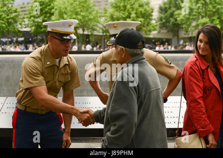 Ersten Lt. Gerald Koval (links) und Staff Sgt Todd Ball (rechts) sind von Zivilisten während einer Promotion und Neueintragung Zeremonie an der 9/11 Memorial Plaza, 26. Mai 2017 gratuliert. Die Zeremonie war Teil der Flotte Woche New York 2017. (Foto: U.S. Marine Corps Lance CPL Troy Saunders) Stockfoto