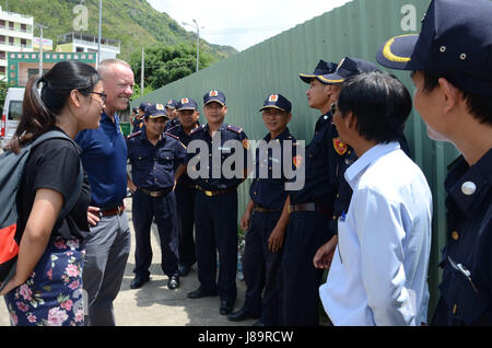 170526-N-WJ640-065 NHA TRANG, Vietnam (26. Mai 2017) US Marine Corps Generalleutnant Lawrence Nicholson, Kommandierender General III Marine Expeditionary Kraft, grüßt lokalen Nha Trang während einer Kraft-Schutz-Ausbildung mit US-Marines im Rahmen des Pazifischen Partnerschaft 2017 Khanh Hoa, 26.Mai Sicherheitskräfte. Pacific Partnership ist die größte jährliche multilaterale humanitäre Hilfe und Katastrophenschutz Bereitschaft Hilfsmission in Indo-Asien-Pazifik und zielt darauf ab, regionale Koordination in den Bereichen medizinische Eignung und Bereitschaft für natürliche und vom Menschen verursachte Katastrophen zu verbessern durchgeführt. (US Navy Foto b Stockfoto