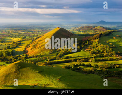 Abendlicht am Caer Caradoc und Lawley, Shropshire, mit Wrekin in der Ferne. Stockfoto