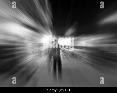 menschliche Figur in der Straße in der Nacht. Schuss getroffen mit Motion blur Effekt. Stockfoto